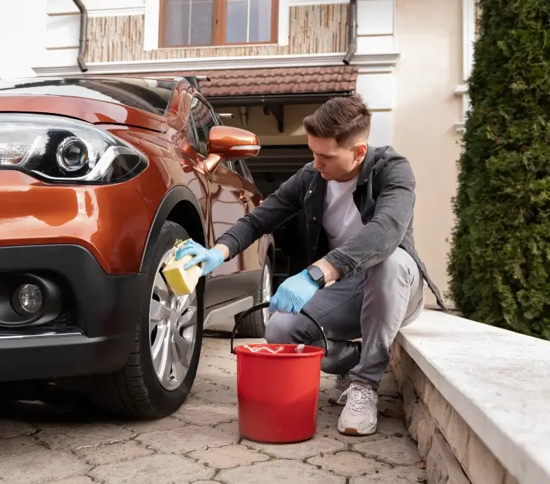 Lavage auto à domicile Val d'Oingt : professionnel intervenant sur un véhicule
